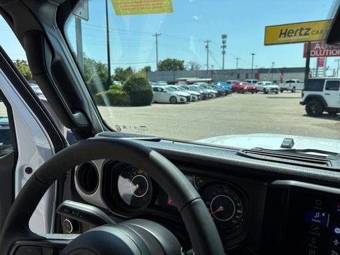 Used 2025 Jeep Wrangler Unlimited Sport AWD/4WD image 33