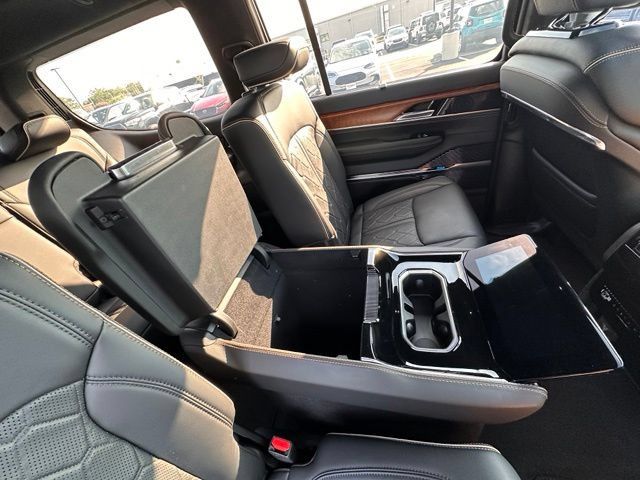 Used 2023 Jeep Grand Wagoneer Series III AWD/4WD image 33