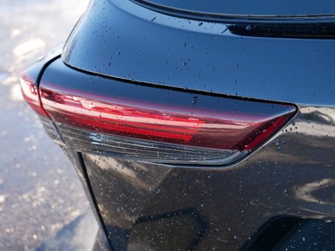 Certified 2024 Toyota Highlander XLE image 17