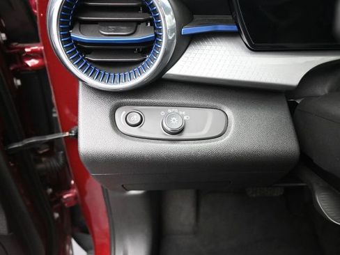 Used 2025 Chevrolet Trax LT w/ LT Convenience Package image 13