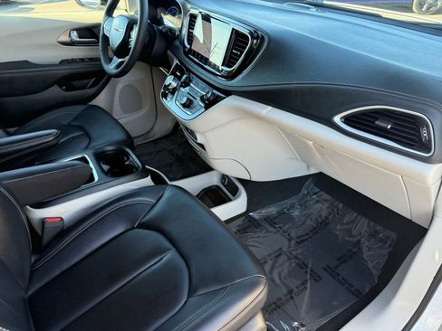 Used 2024 Chrysler Pacifica Select image 34