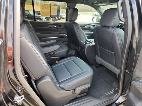 Used 2025 Chevrolet Traverse LT image 42