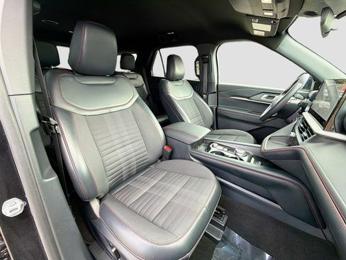 Used 2025 Ford Explorer ST-Line w/ ST-Line Street Pack image 15