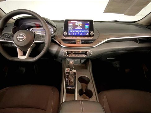 Used 2025 Nissan Altima 2.5 SV FWD image 15