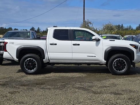 Used 2026 Toyota Tacoma TRD Off-Road AWD/4WD image 3