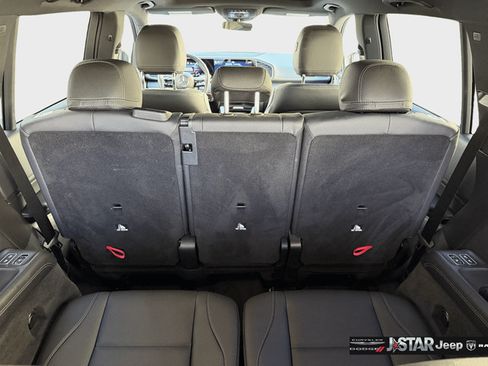 Used 2025 Mercedes-Benz GLS 450 4MATIC w/ AMG Line Exterior image 27