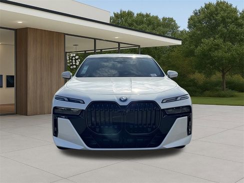 New 2025 BMW 750e xDrive w/ Premium Package image 3