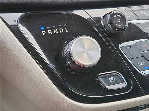 Used 2023 Chrysler Pacifica Touring-L FWD image 16