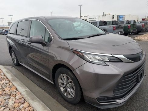 Used 2022 Toyota Sienna LE image 3
