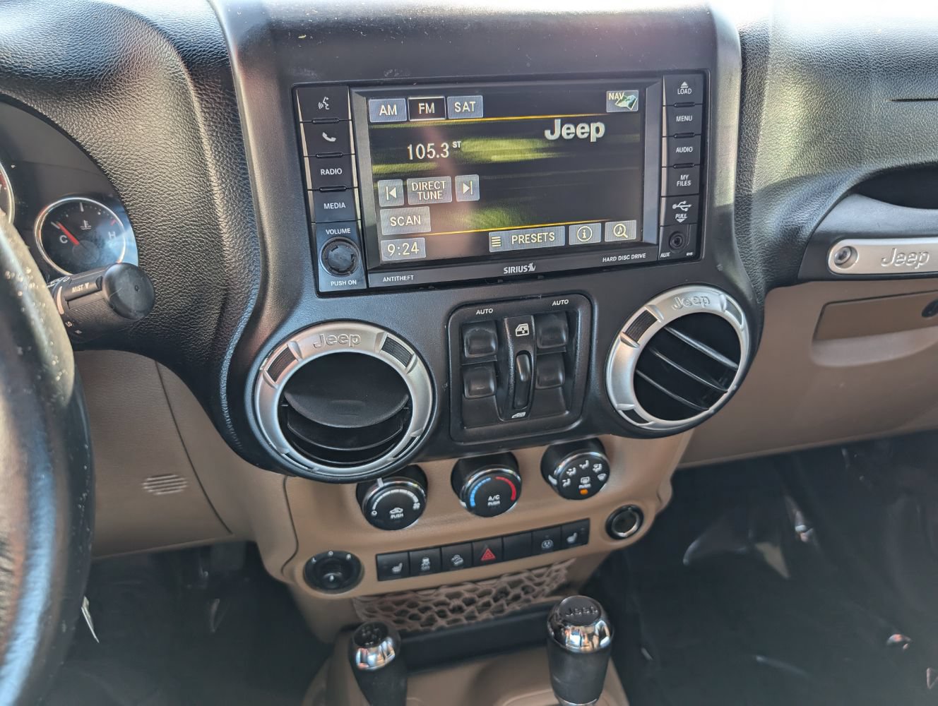 Used 2014 Jeep Wrangler Unlimited Rubicon w/ Connectivity Group AWD/4WD image 21