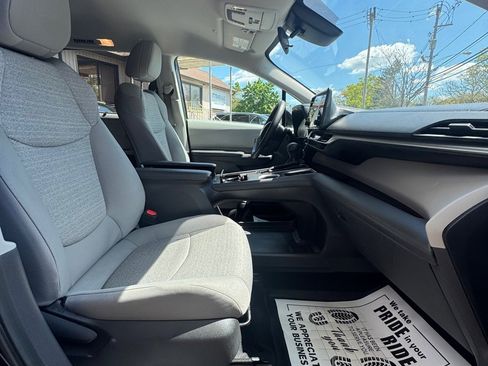 Used 2022 Toyota Sienna LE AWD/4WD image 19