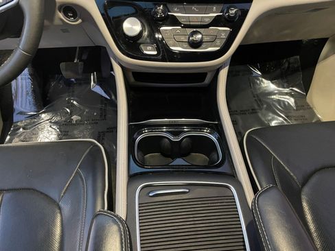 Used 2023 Chrysler Pacifica Limited image 42