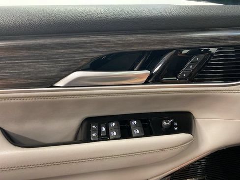 Used 2024 Jeep Wagoneer Series III w/ Premium Group I AWD/4WD image 17