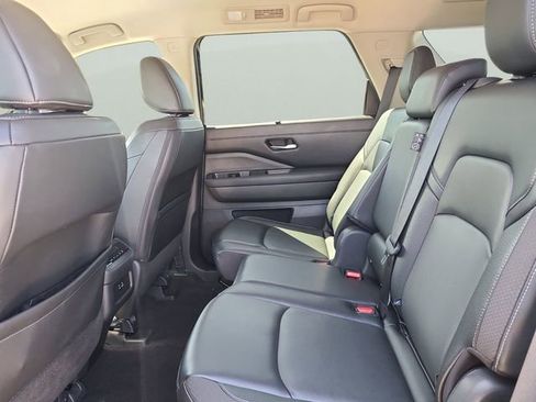 Used 2024 Nissan Pathfinder SL w/ Black Appearance Package FWD image 8