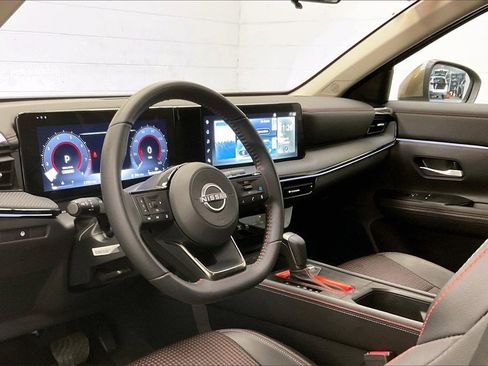 Certified 2025 Nissan Kicks SR image 13