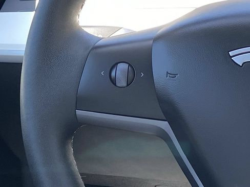 Used 2024 Tesla Model Y Long Range AWD/4WD image 25