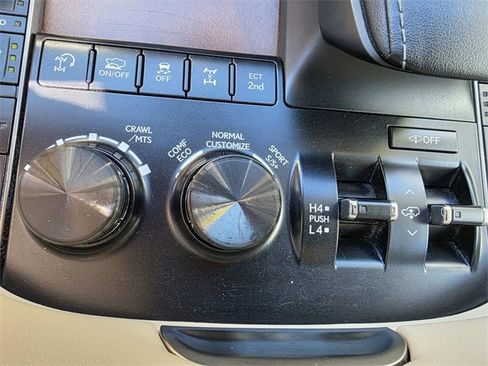 Used 2020 Lexus LX 570 4WD w/ Luxury Package image 17