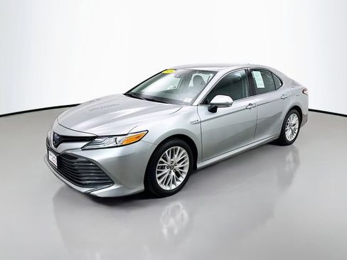 Used 2020 Toyota Camry XLE image 3