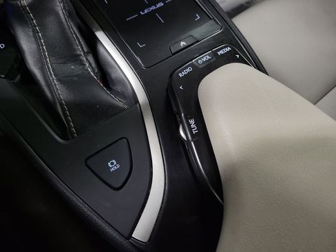 Used 2019 Lexus UX 200 w/ Premium Package image 16