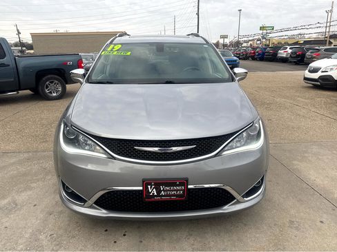 Used 2019 Chrysler Pacifica Limited image 7