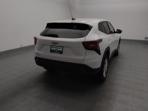 Used 2025 Chevrolet Trax LS FWD image 7