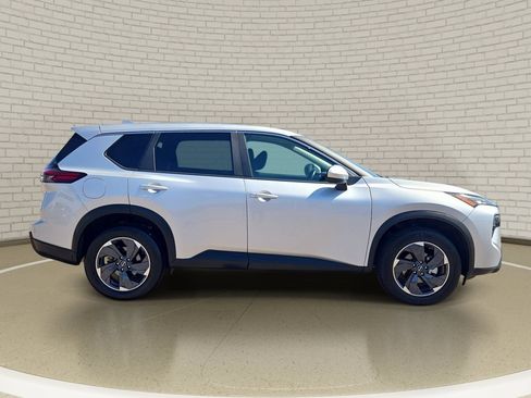 Certified 2025 Nissan Rogue SV FWD image 4