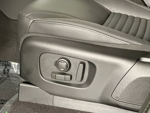 Certified 2025 Land Rover Discovery Dynamic SE image 18