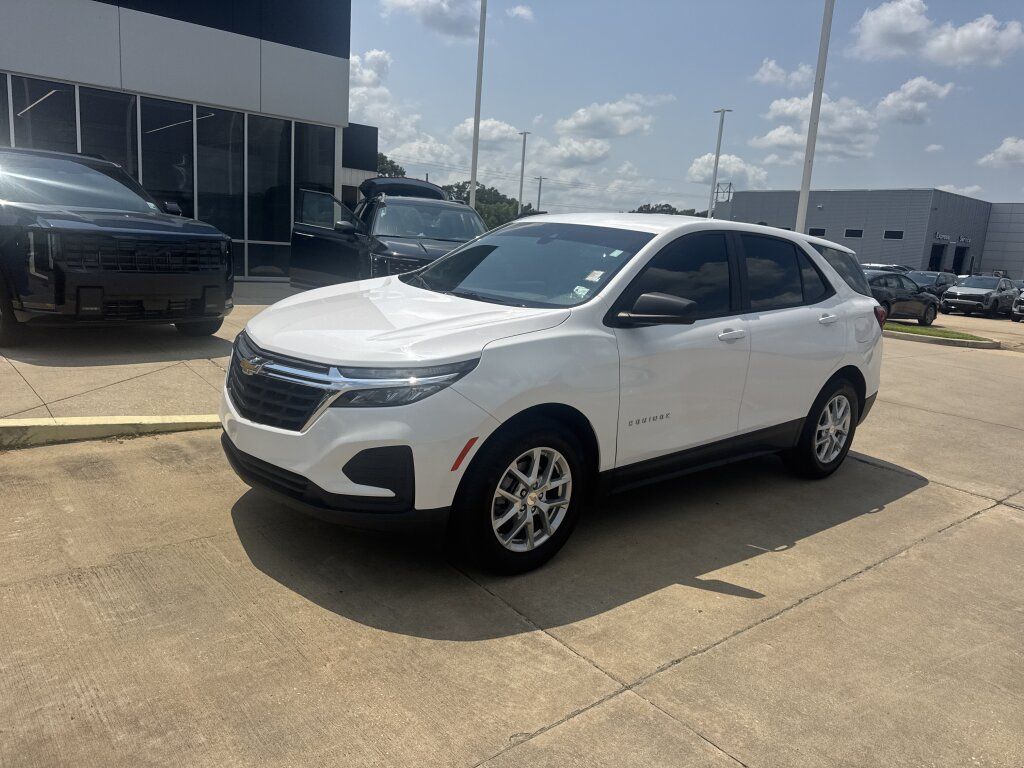 Used 2024 Chevrolet Equinox LS FWD image 2