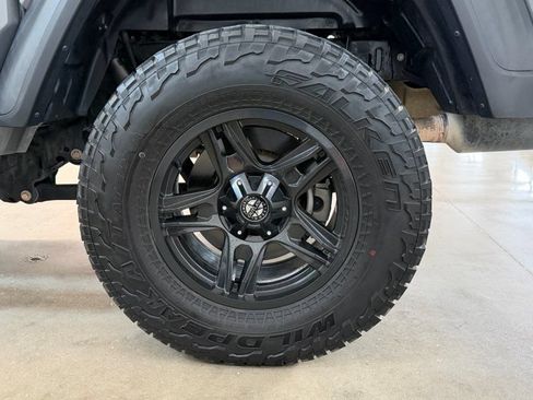 Used 2020 Jeep Gladiator Sport w/ Quick Order Package 24S AWD/4WD image 12