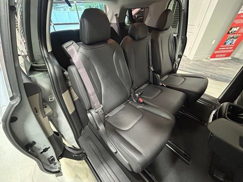 Used 2025 Kia Carnival EX FWD image 5