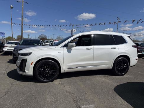Used 2023 Cadillac XT6 AWD image 2