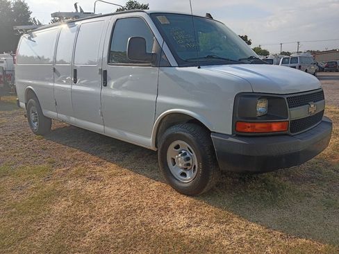Used 2017 Chevrolet Express 2500 Extended RWD image 4
