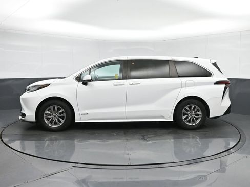 Used 2021 Toyota Sienna LE image 4