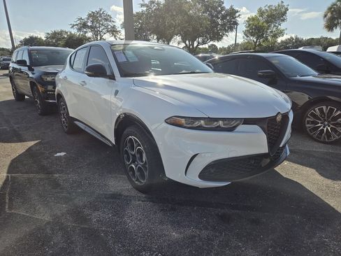 Used 2025 Alfa Romeo Tonale w/ Premium Package AWD/4WD image 2
