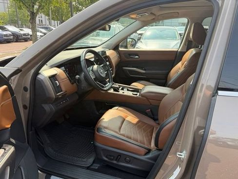 Used 2024 Nissan Pathfinder Platinum AWD/4WD image 9