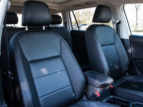 Used 2020 Volkswagen Tiguan SE w/ Panoramic Sunroof Package image 30