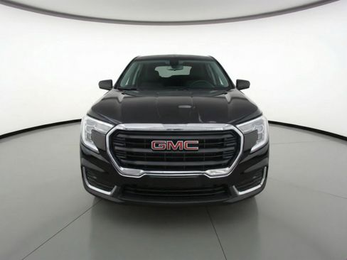 Used 2024 GMC Terrain SLE image 2