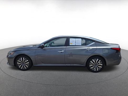 Used 2025 Nissan Altima 2.5 SV FWD image 3