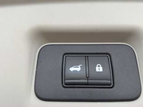 Used 2023 Nissan Ariya AWD/4WD image 12