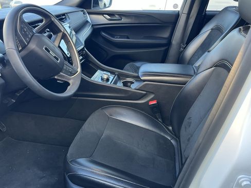 Used 2024 Jeep Grand Cherokee Altitude image 10