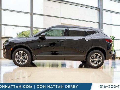 Used 2025 Chevrolet Blazer LT FWD image 2