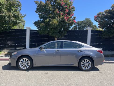 Used 2015 Lexus ES 300h w/ Navigation System Package FWD image 1