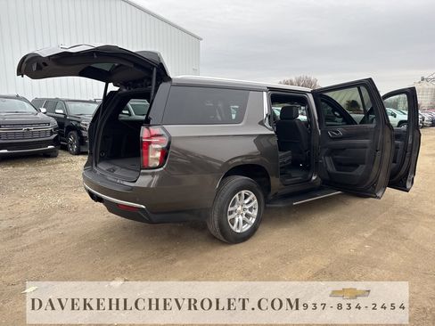 Used 2021 Chevrolet Suburban LT w/ Luxury Package image 34