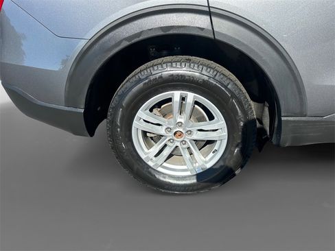 Used 2023 Ford Explorer XLT image 10