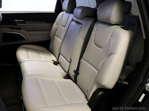 Used 2020 Kia Telluride S w/ S 8 Passenger Seating Package AWD/4WD image 12