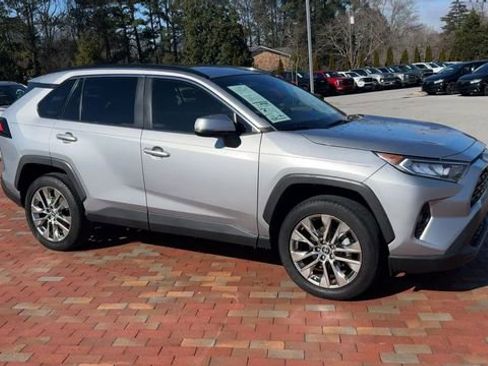 Used 2021 Toyota RAV4 XLE Premium image 4