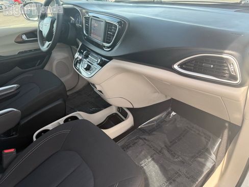 Used 2024 Chrysler Voyager LX image 28