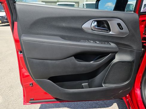 New 2026 Chrysler Pacifica Limited w/ S Appearance Package image 11