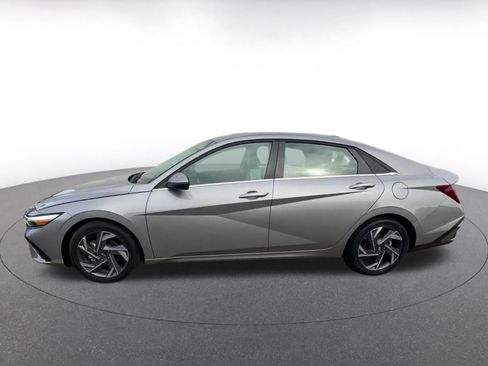 Used 2025 Hyundai Elantra Limited image 9