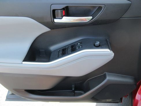 Used 2022 Toyota Highlander XLE AWD/4WD image 22